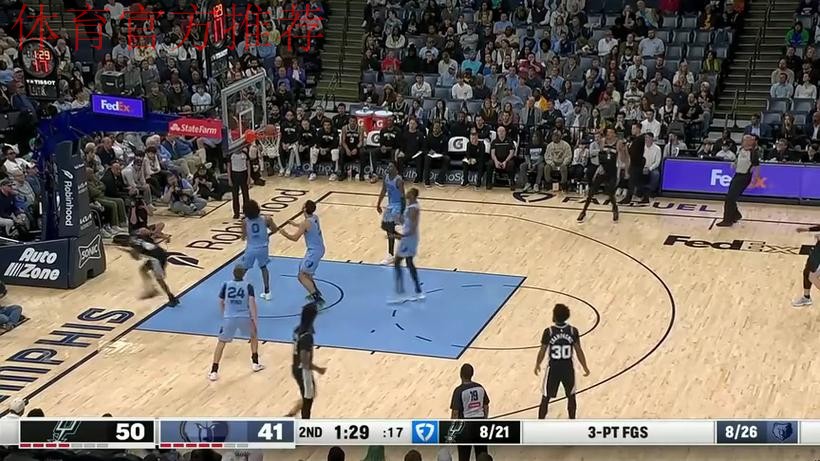 福克斯中路突篮下 以一打三上篮命中